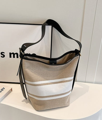 AnBeck`Less Is More´Canvas Schultertasche mit extra Innentasche